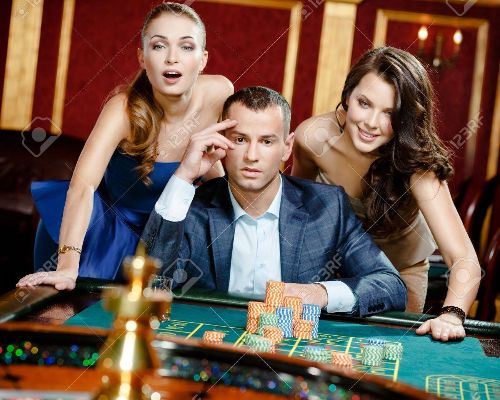 18077018-homme-avec-deux-femmes-jouant-à-la-roulette-au-casino-